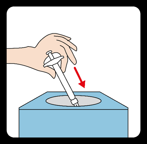 Mano che tiene una siringa precompilata sopra una superficie blu, con una freccia rossa che indica la direzione di iniezione