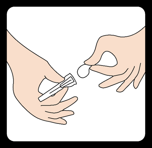 Mano che assembla un dispositivo medico composto da un cilindro e un ago smussato per iniezione sottocutanea