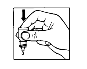 Mano che tiene una penna iniettabile con una goccia che fuoriesce dalla cannula e freccia nera che indica la direzione