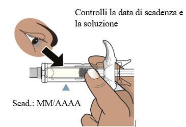Mano che tiene un autoiniettore con ago rivolto verso l