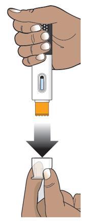 Mano che tiene un dispositivo per iniezione con ago rivolto verso il basso su un tappo protettivo trasparente freccia indica la direzione
