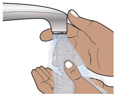 Mani che lavano con acqua corrente e sapone liquido per igiene e pulizia accurata