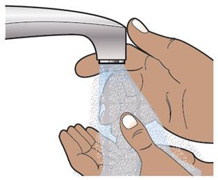 Mani che lavano sotto un rubinetto con acqua corrente che scorre tra le dita e sulle mani
