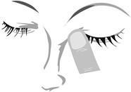 Occhio chiuso con ciglia lunghe e una compressa bianca posizionata sopra la palpebra inferiore per applicazione oculare