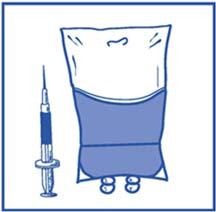 Siringa con ago accanto a una sacca per infusione blu con attacco inferiore