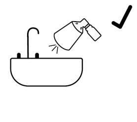 Flacone spray che eroga il prodotto su un lavandino con due rubinetti e segno di spunta verde in alto a destra