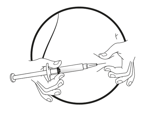 Mano che afferra una siringa mentre l