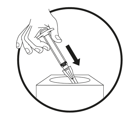 Mano che inserisce un ago di siringa in un tappo di flacone con freccia nera indicante la direzione