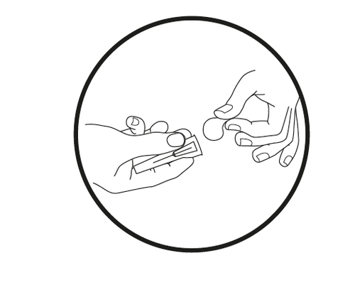 Mano che tiene una penna per insulina con ago inserito nella piega cutanea dell