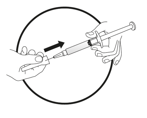 Mano che afferra una siringa prera piena mentre l