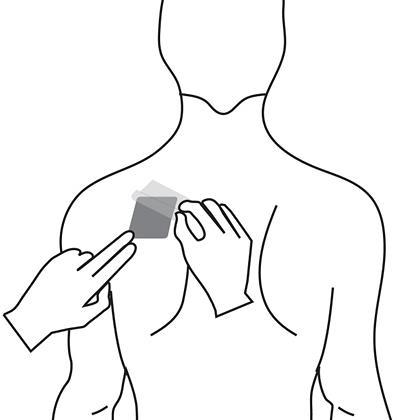 Mano che applica un cerotto adesivo sulla parte superiore del braccio di una persona, illustrazione schematica in bianco e nero