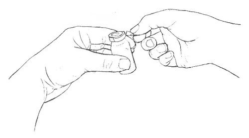 Due mani che assemblano un dispositivo medico cilindrico composto da due parti interconnesse