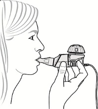 Profilo di una donna che utilizza un inalatore nasale con un dispositivo collegato tramite cavo