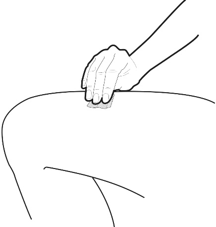 Mano che applica un cerotto adesivo su una gamba, evidenziata l