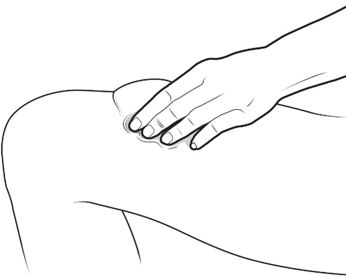 Mano che palpa la coscia di una persona sdaiata, con dita che premono delicatamente sulla superficie della pelle