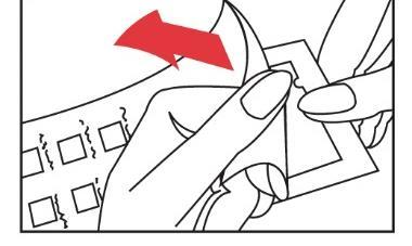 Mano che afferra una toletta per stomia con dita piegate e freccia rossa che indica la direzione di applicazione