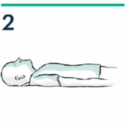 Paziente sdraiato prono con braccia lungo il corpo e testa girata verso destra per facilitare l