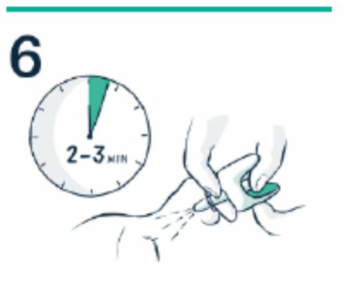 Mano che applica un cerotto su un braccio, con un orologio che indica 2-3 minuti e una freccia verde che indica il tempo di attesa