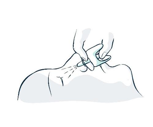 Mano che afferra la pelle e la solleva mentre l