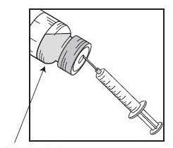 Siringa con ago collegato che aspira il farmaco da un flaconcino attraverso il tappo di gomma