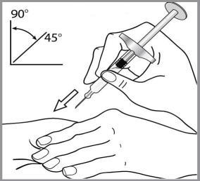 Mano che tiene una siringa inclinata a 45 gradi mentre l