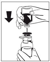 Mano che inserisce un ago in un flaconcino medicinale con tappo nero e guaina protettiva trasparente freccia nera indica la direzione
