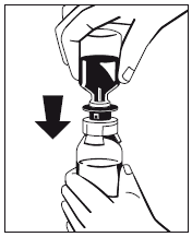 Mani che tengono e collegano una fiala ad un adattatore nero con freccia nera rivolta verso il basso
