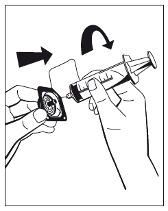 Mano che tiene una siringa preriempita con ago protetto da cappuccio di sicurezza e freccia che indica la rotazione