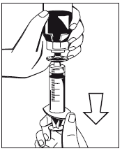 Mano che tiene una siringa collegata a una fiala farmaceutica trasparente con freccia direzionale verso il basso