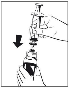 Mano che tiene una siringa sopra un flacone medicinale con ago rivolto verso il basso e freccia nera indicante la direzione