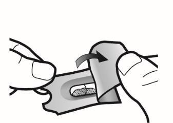 Mani che rimuovono il rivestimento protettivo da un dispositivo medico, freccia curva indica la direzione di estrazione