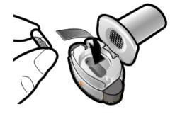 Dispositivo autoiniettante con ago esposto e cappuccio protettivo parzialmente rimosso per l