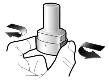 Dispositivo autoiniettante bianco tenuto in mano con frecce curve nere che indicano la rotazione del cappuccio protettivo