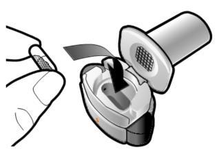 Dispositivo autoiniettante con cartuccia inserita, vista ravvicinata della connessione e del meccanismo di rilascio