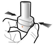 Dispositivo autoiniettante bianco tenuto in mano con frecce che indicano la pressione sui pulsanti laterali arancioni