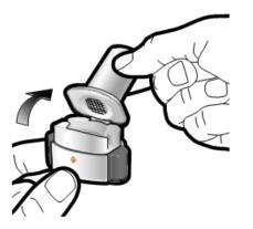 Mano che ruota il cappuccio protettivo di un dispositivo inalatorio bianco e grigio per rivelare il boccaglio