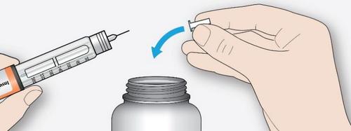 Mano che svita il cappuccio protettivo da una penna iniettabile con ago visibile sopra un flacone medicinale