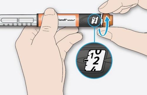 Penna iniettabile Sanofi Solostar con indicatore di dose e meccanismo di selezione della dose evidenziato da una freccia blu