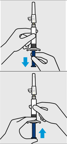 Mani che tengono una siringa preriempita con ago blu, freccia blu indica la direzione di inserimento e rimozione dell