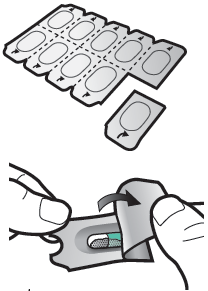 Confezione blister con otto capsule farmaceutiche e una singola capsula separata, mano che rimuove la capsula dal blister trasparente