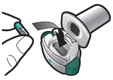 Dispositivo autoiniettante con ago protetto da cappuccio trasparente e parte verde, tenuto in mano per l