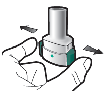 Dispositivo inalatorio bianco e verde tenuto da una mano con frecce che indicano la direzione di pressione laterale