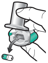 Mano che ruota un dispositivo di iniezione auto-iniettante con una capsula che si stacca dal meccanismo