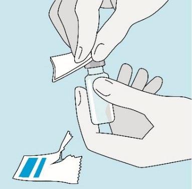 Mani con guanti che aprono un flaconcino e rimuovono il tappo protettivo da una fiala di medicinale