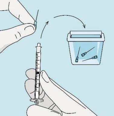 Mano che tiene una siringa pronta per l