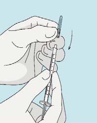 Mano che afferra una siringa con ago inserito nella pelle, con scala graduata visibile e freccia che indica la direzione dell