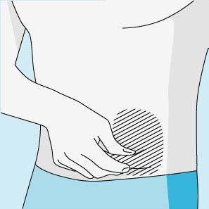 Mano che solleva un lembo di pelle sull