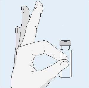 Mano che tiene un flaconcino di vetro trasparente con tappo blu su sfondo azzurro chiaro