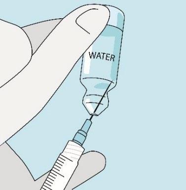 Mano che tiene una fiala di vetro contenente liquido trasparente collegata ad una siringa con ago