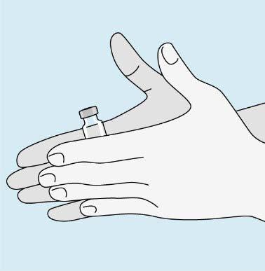 Mano che tiene una fiala di vetro con tappo grigio tra pollice e altre dita